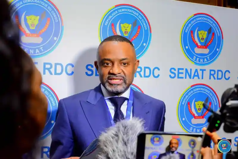 Image La proposition de loi sur le référendum en RDC suscite des débats passionnés. Salomon Idi Kalonda, sénateur de l'opposition, met en garde contre les risques politiques qu'elle pourrait engendrer. Ce sujet soulève des questions essentielles sur la participation citoyenne et la redevabilité des dirigeants. Dans un contexte où la confiance envers les institutions est fragile, comment garantir un référendum véritablement représentatif des aspirations du peuple ? Qu’en pensez-vous ?