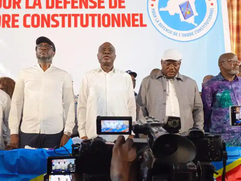 Image L'opposition congolaise intensifie ses revendications en demandant la démission de Félix Tshisekedi, qu'elle accuse de porter atteinte à la Constitution. Cette situation soulève des questions sur la légitimité des pouvoirs en place et la participation des citoyens à la vie politique. Les enjeux de la gouvernance, de la transparence et de la responsabilité sont au cœur des préoccupations.  Quelles alternatives peuvent être envisagées pour garantir une démocratie solide en RDC ? Qu'en pensez-vous ?