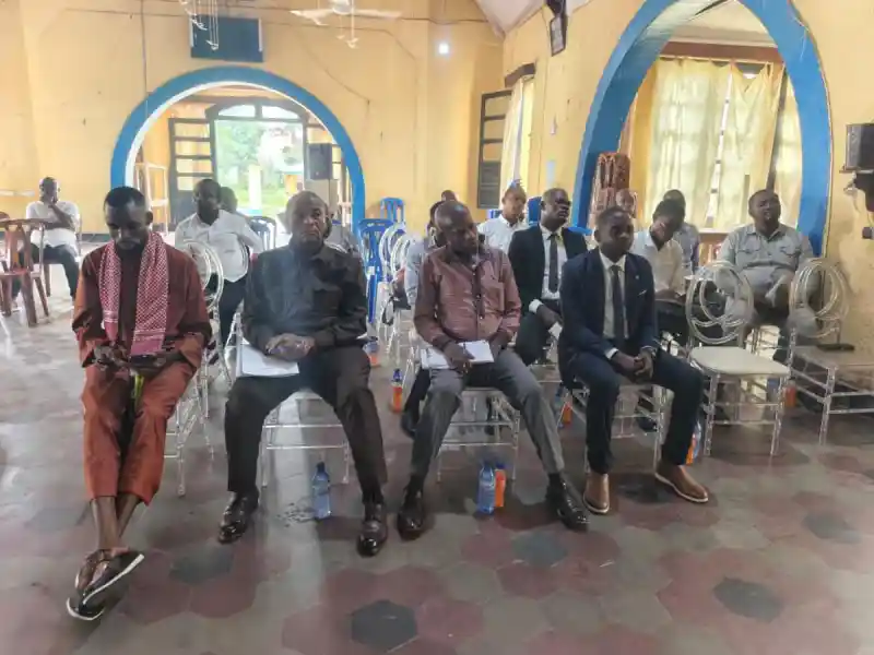 Image La récente campagne de sensibilisation à Kindu, qui a rassemblé près de 200 promoteurs d'écoles privées, soulève des questions importantes sur le respect des droits des travailleurs dans le secteur éducatif. Alors que l'importance de la sécurité sociale et de la protection de l'emploi est mise en avant, il est essentiel de débattre des impacts de ces mesures sur la qualité de l'éducation et l'accès à l'emploi. Les opinions divergent : certains voient cela comme une avancée nécessaire pour le bien-être des enseignants, tandis que d'autres craignent que cela n'entraîne une hausse des frais de scolarité. Qu'en pensez-vous ?
