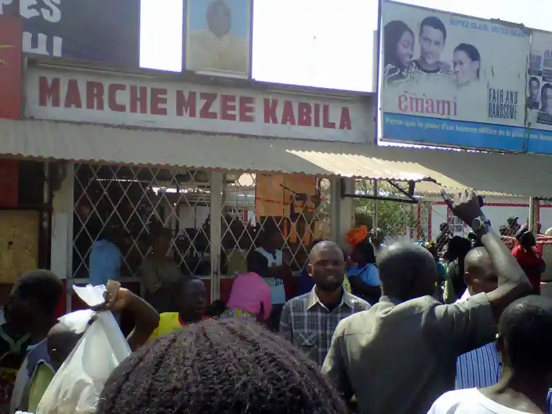 Image Des milliers de vendeurs du marché Mzee Laurent-Désiré Kabila à Lubumbashi se mobilisent contre un projet de démolition qui menace leur source de revenus. Cette situation soulève des questions sur la préservation des espaces commerciaux face aux projets d'urbanisation. Les impacts sur l'économie locale et la vie des familles dépendent de l'écoute des élus face aux revendications populaires. Comment équilibrer développement urbain et soutien aux petits commerçants ? Qu’en pensez-vous ?