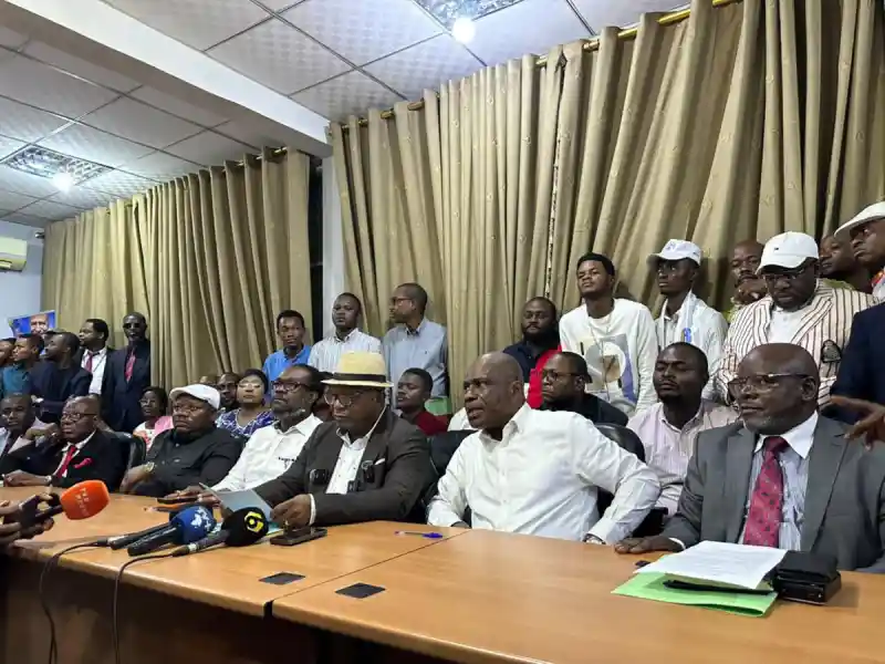 Image La coalition C64 s'oppose fermement à la proposition de loi sur le référendum, soulevant des interrogations sur la transparence et la légitimité du processus démocratique. Les opposants craignent que des modifications ne contournent les réserves formulées par la Cour constitutionnelle, compromettant ainsi l'équité du vote populaire. Ce débat met en lumière des enjeux fondamentaux : comment garantir une participation citoyenne authentique tout en respectant les décisions judiciaires ? Quelles seraient les répercussions sur la confiance envers les institutions ? Qu’en pensez-vous ?