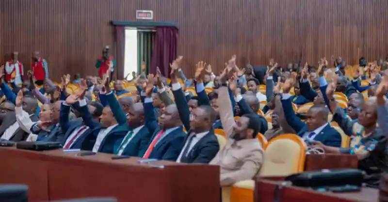 Image L'Assemblée nationale a récemment soutenu le maintien du statut A de la Commission nationale des droits de l'homme (CNDH). Ce choix soulève des enjeux importants concernant la protection des droits fondamentaux dans notre pays. D'un côté, certains estiment que ce statut renforce la crédibilité de la CNDH et favorise une meilleure redevabilité des institutions. D'un autre côté, des voix s'élèvent pour questionner l'efficacité de cette commission face aux défis réels des droits humains. Comment assurer une véritable protection sans une implication citoyenne active ? Qu’en pensez-vous ?